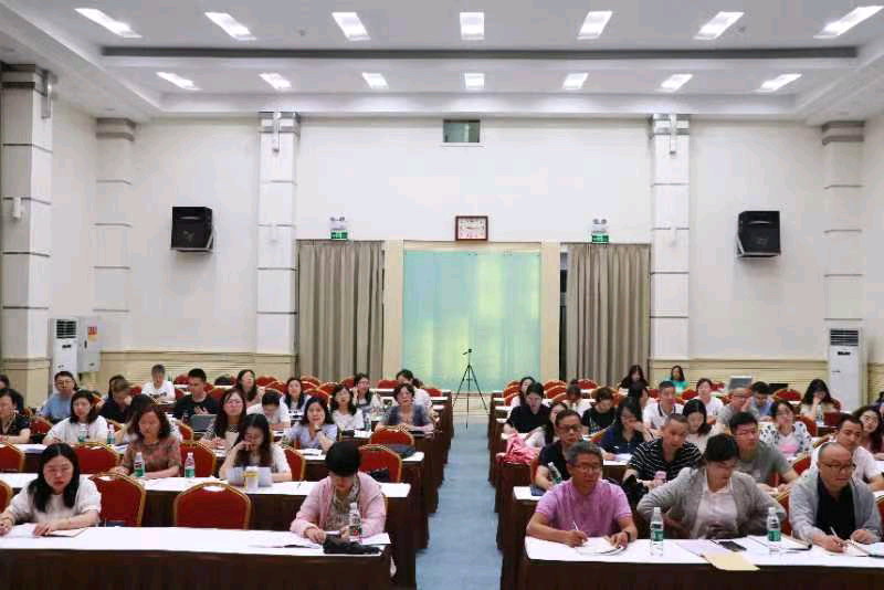 参培教师认真参加培训.png