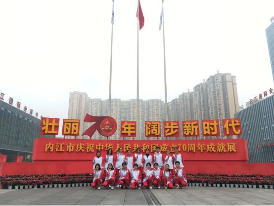 参观成就展.jpg