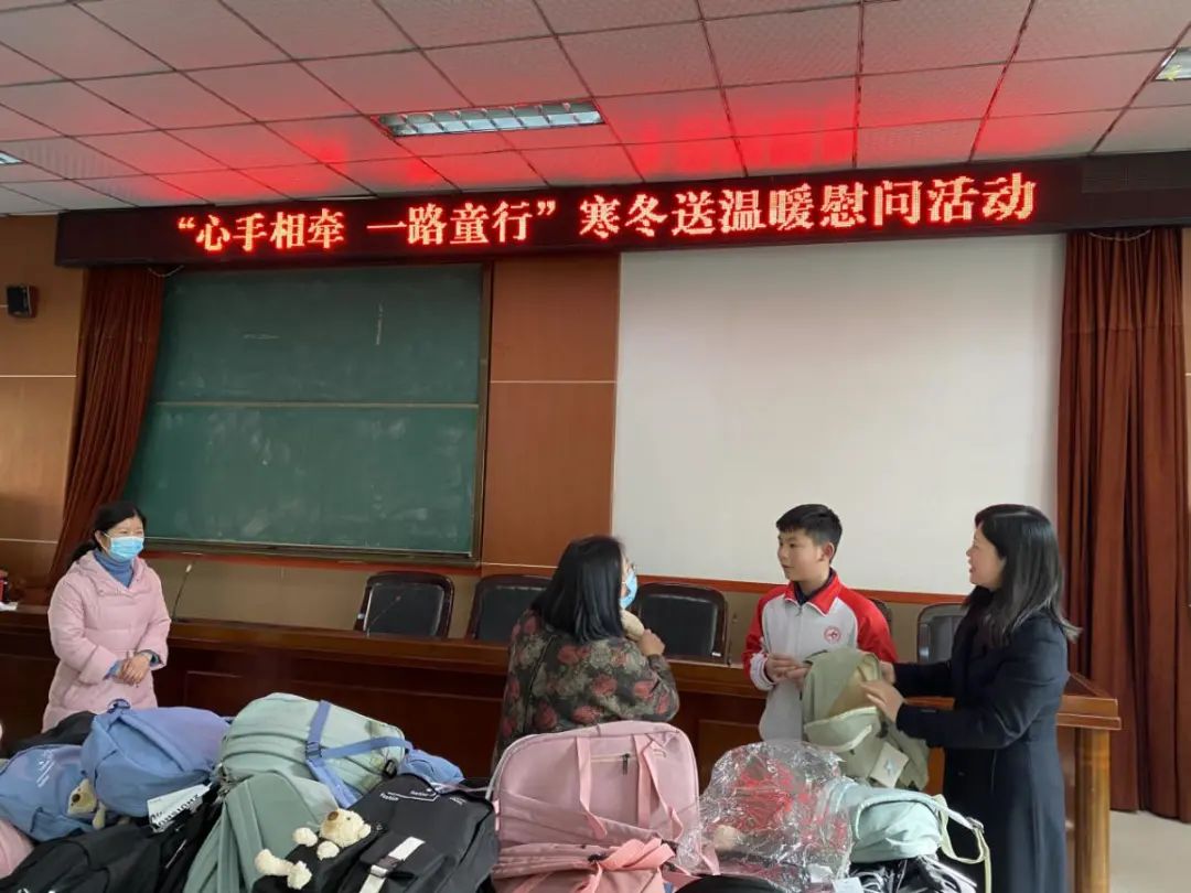 “心手相牵·一路童行” .jpg