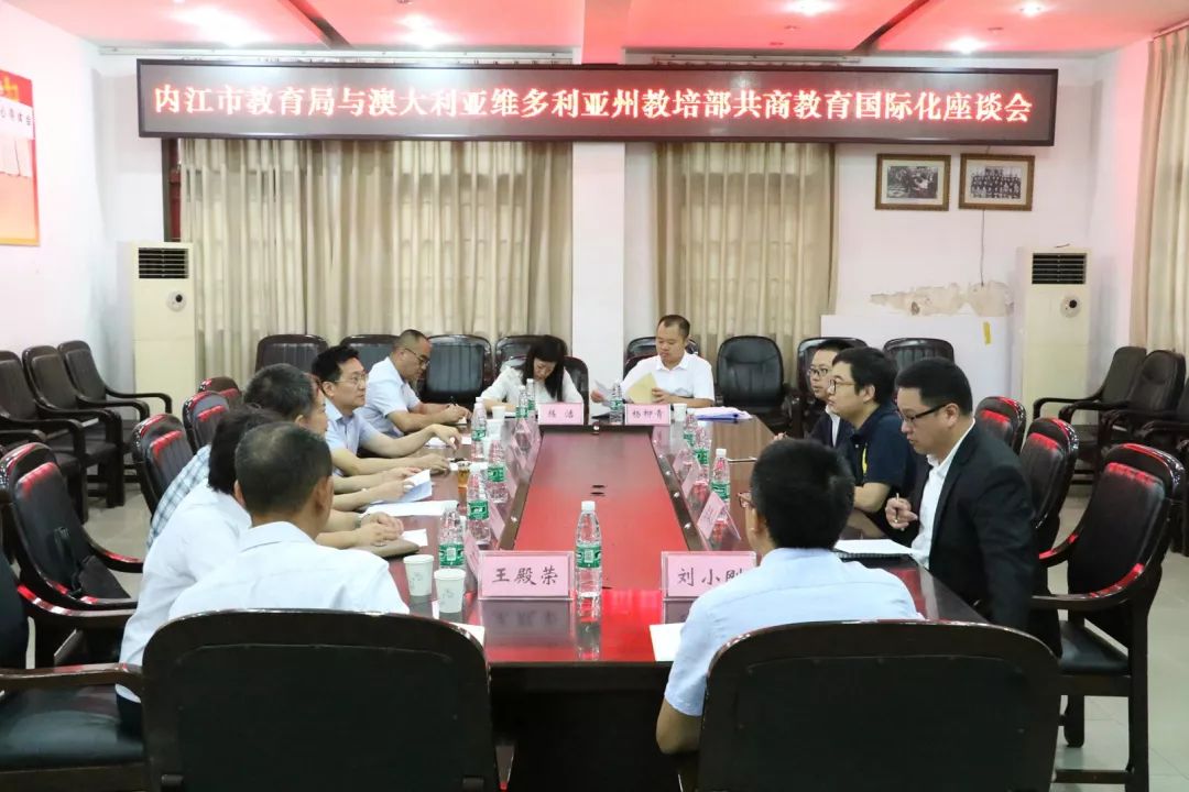 座谈会.jpg