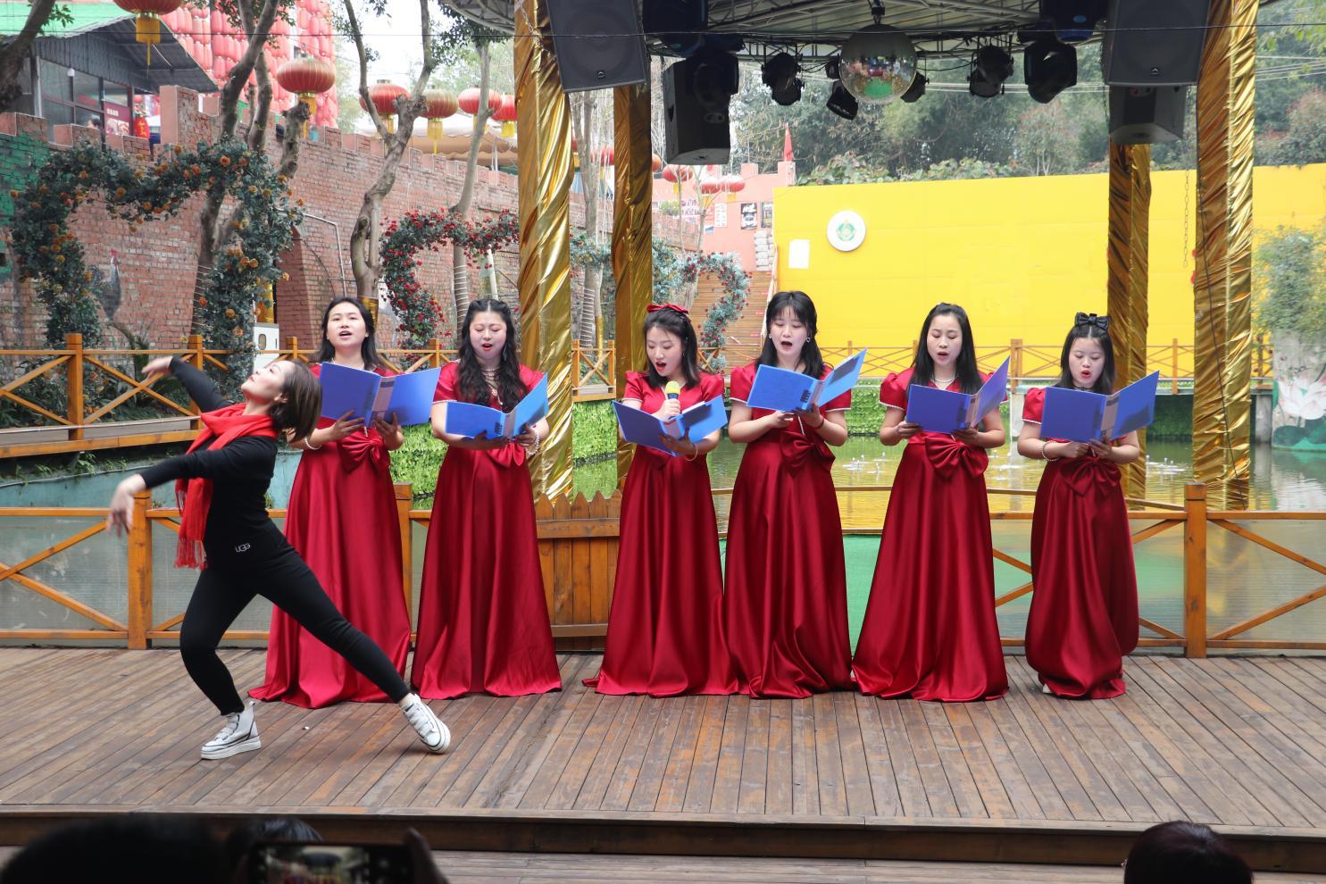 初二工会小组舞蹈、朗诵表演《红船颂》.jpg