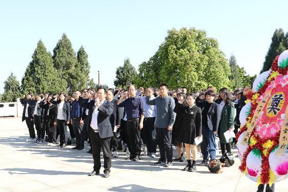 李孝成带领全体党员重温入党誓词.jpg