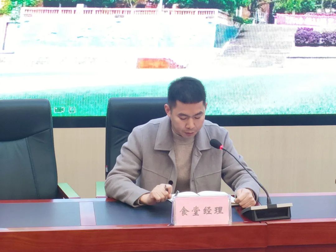 学校食堂经理张军讲话.jpg