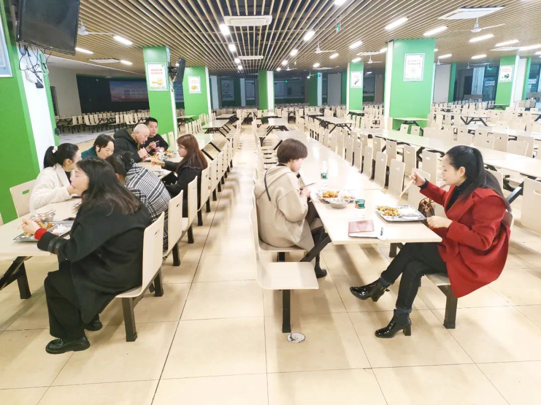 品尝午餐.jpg