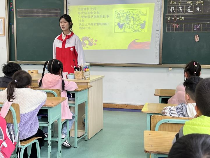 张银艳为小朋友们讲述雷锋助人为乐的故事.png