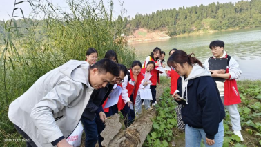 从教室走向”田野“，让地理学习真实地发生——我校师生开展河漫滩地貌野外考察活动403.png