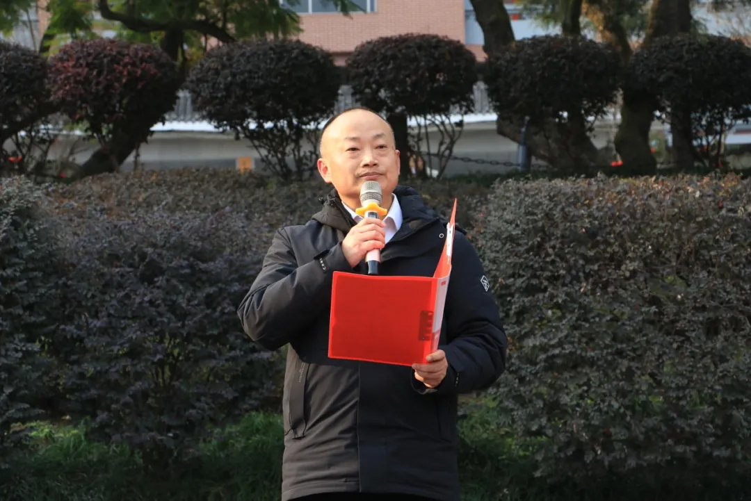 黄校讲话.jpg