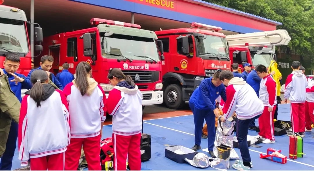 1763976155469007872.jpg 消防服.jpg